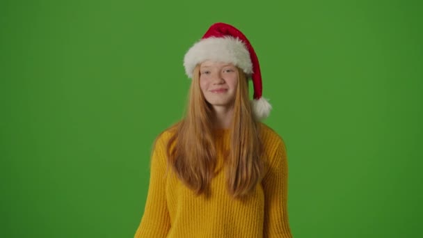 Zöld Vászon Mikulás Sapkás Lány Örömmel Mutatja Karácsonyi Bevásárlótáskáit Ünnepi — Stock videók