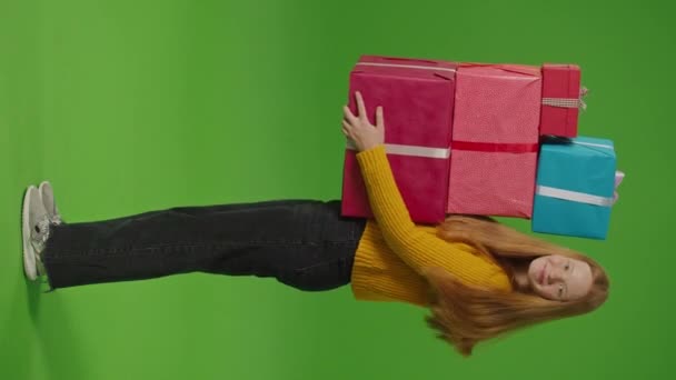 Зелений Екран Приваблива Дівчина Носить Посмішки Тримає Групу Подарункових Коробок — стокове відео
