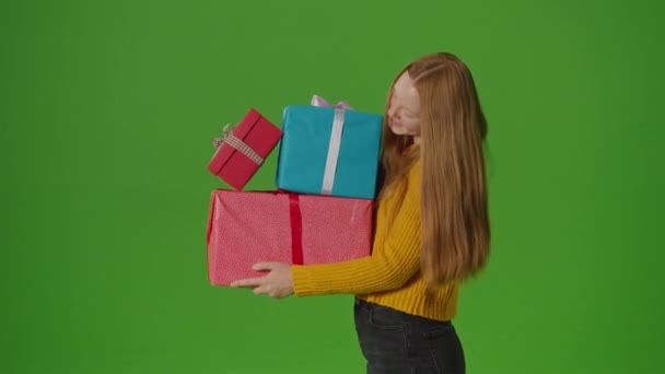 Zelená Obrazovka Atraktivní Dívka Úsměvy Drží Hromadu Dárkových Krabic Svých — Stock video