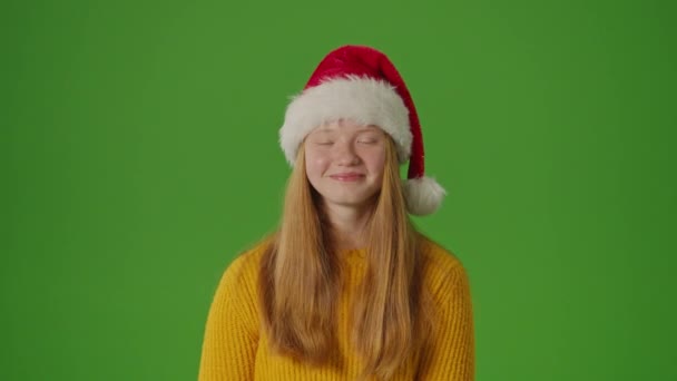 Πράσινη Οθόνη Ένα Ακτινοβόλο Έφηβο Κορίτσι Στέκεται Ένα Φωτεινό Χαμόγελο — Αρχείο Βίντεο
