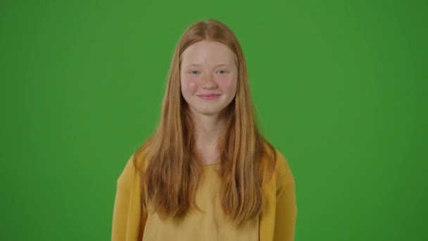 グリーン スクリーン 輝く十代の少女の肖像画は明るい笑顔を浮かべています 若々しい喜び 楽観主義 そして若い年齢に伴う感染性の高いポジティブな描写 — ストック動画