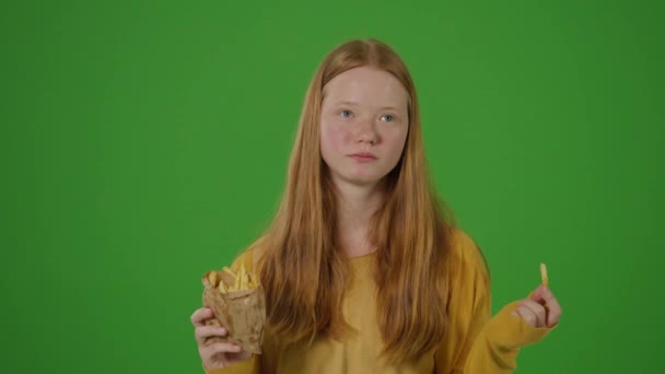 Pantalla Verde Adolescente Rubia Sonríe Come Papas Fritas Tendencias Modernas — Vídeos de Stock