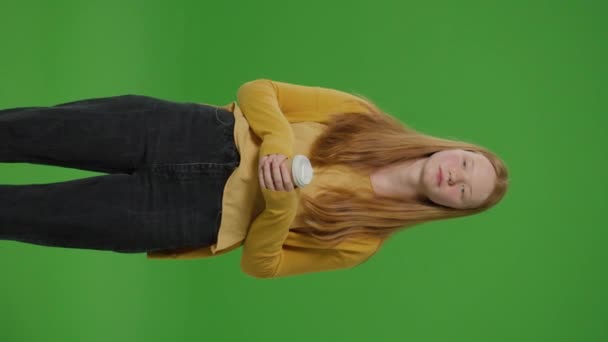 Πράσινη Οθόνη Κάθετη Βίντεο Ένα Σοβαρό Κορίτσι Έφηβος Στέκεται Κρατώντας — Αρχείο Βίντεο