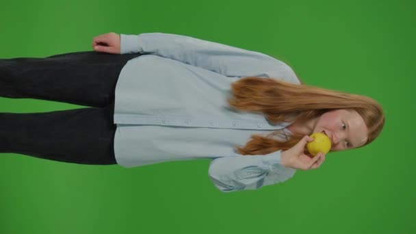 Pantalla Verde Dividida Vídeo Vertical Chica Adolescente Sonríe Mientras Come — Vídeos de Stock