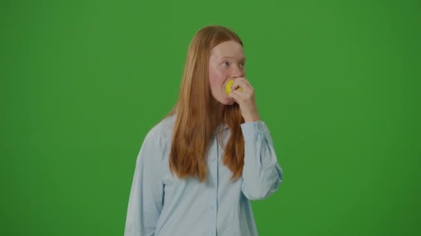 Розділити Зелений Екран Дівчинка Підліток Посміхається Вона Їсть Яблуко Втілюючись — стокове відео