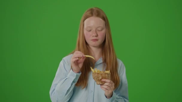 Зелений Екран Блондинка Підліток Посміхається Їсть Картоплю Фрі Сучасні Тенденції — стокове відео