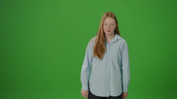 Tela Verde Uma Adolescente Angustiada Aperta Seu Peito Mostrando Sinais — Vídeo de Stock
