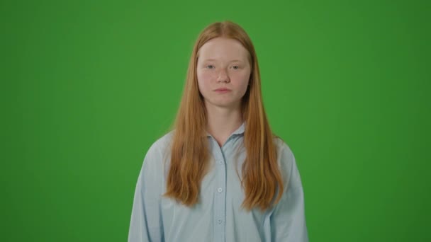 Green Screen Junge Frau Stellt Sich Dagegen Macht Den Reißverschluss — Stockvideo