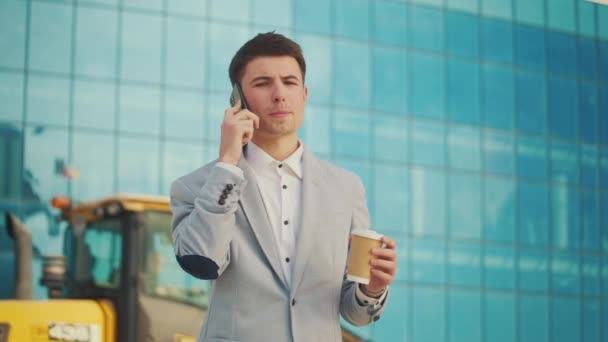 Kahve Molası Sırasında Resmi Takım Elbiseli Genç Bir Erkek Mühendis — Stok video