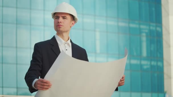 Engenheiro Masculino Arquiteto Vestindo Capacete Olhando Desenhos Construção Sua Mão — Vídeo de Stock