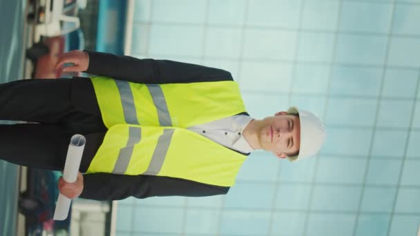 Портрет Успешного Молодого Инженера Архитектора Шлеме Пиджаке Безопасности Стоящего Рядом — стоковое видео