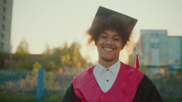 Retrato Pós Graduação Positiva Guy Com Diploma Antecedentes Universidade Alunos — Vídeo de Stock