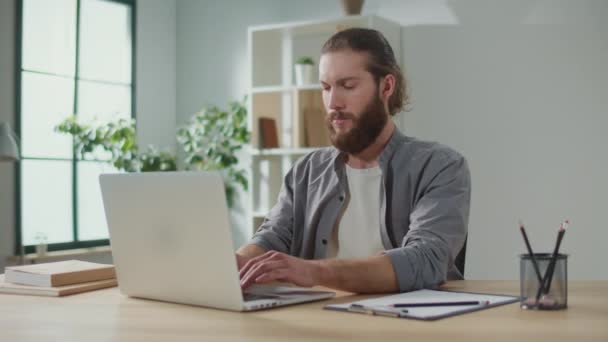 Skupiony Mężczyzna Pracuje Przy Stole Laptopem Nagle Odczuwa Ból Szyi — Wideo stockowe