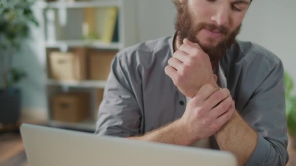 Wrist Pain Man Suddenly Feels Pain Her Wrist Work Laptop — Stok Video