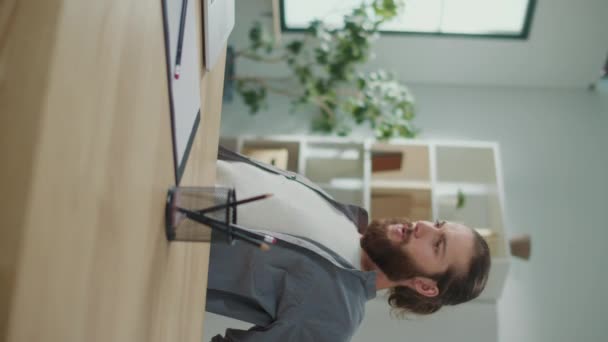 Dikey Videocu Elinde Dizüstü Bilgisayarla Bir Masada Oturuyor Aniden Sırt — Stok video