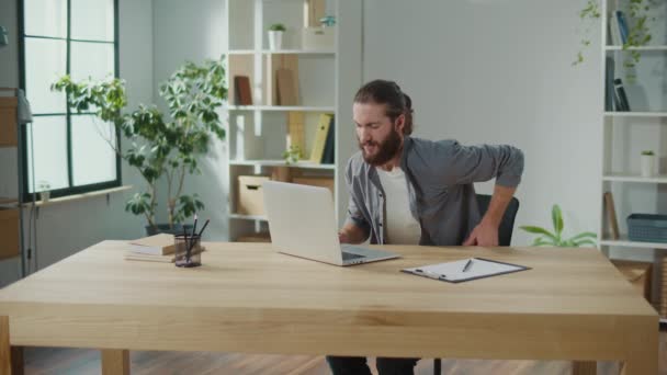 Freelancer Sentado Uma Mesa Com Laptop Trabalhando Remotamente Casa Repente — Vídeo de Stock
