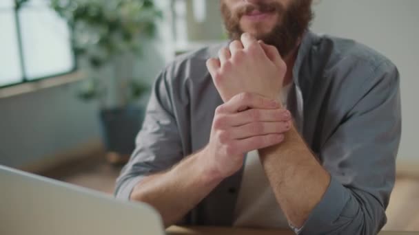 Csuklófájdalom Egy Férfi Hirtelen Fájdalmat Érez Csuklójában Munka Közben Laptopon — Stock videók