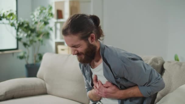 Людина Має Симптоми Нападу Серця Проблеми Диханням Біль Грудях Має — стокове відео