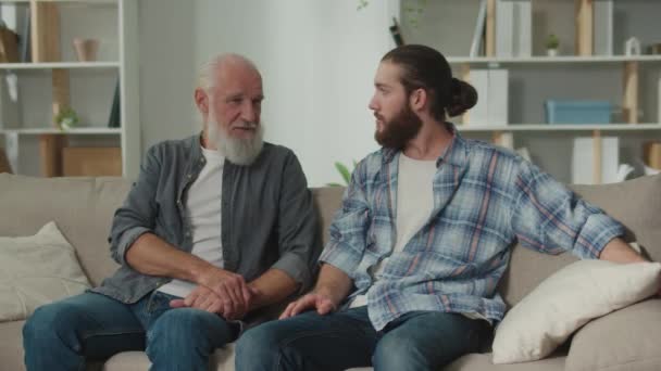 Tiefe Gespräche Zwischen Den Generationen Junger Mann Und Ältere Auf — Stockvideo