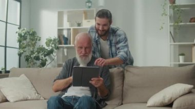 Genç gönüllü son sınıf öğrencilerine tablet, köprü kurma, teknoloji meraklısı gençler, yaşlı öğrenme, dijital okuma yazma, yaşlar arası arkadaşlık, modern aletlerin nasıl kullanılacağını öğretiyor.