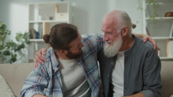Rodinný Rozhovor Gauči Mladí Starší Muži Mluví Životě Psychologická Vzájemná — Stock video