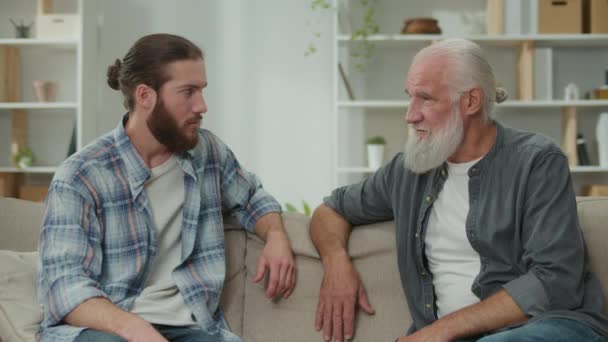 Djup Konversation Mellan Generationer Ung Man Och Äldre Soffan Diskutera — Stockvideo