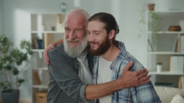 Οικογενειακή Συζήτηση Νέοι Και Ηλικιωμένοι Άνδρες Μιλούν Για Ζωή Ψυχολογική — Αρχείο Βίντεο