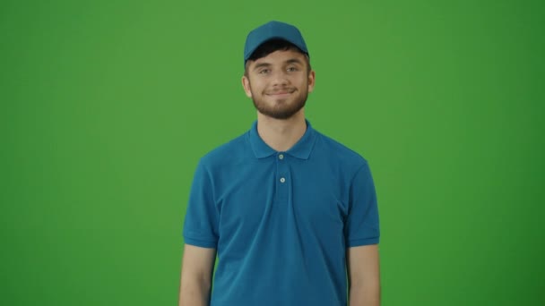Groen Scherm Portret Van Handsome Delivery Person Uniform Glimlachende Koerier — Stockvideo