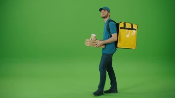Πράσινο Screen Delivery Man Κίτρινη Στολή Θερμική Τσάντα Φέρνει Κουτιά — Αρχείο Βίντεο