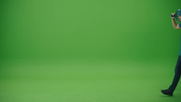 Зеленом Экране Портрет Женщины Униформе Держит Большой Кусок Воды Смолы — стоковое видео