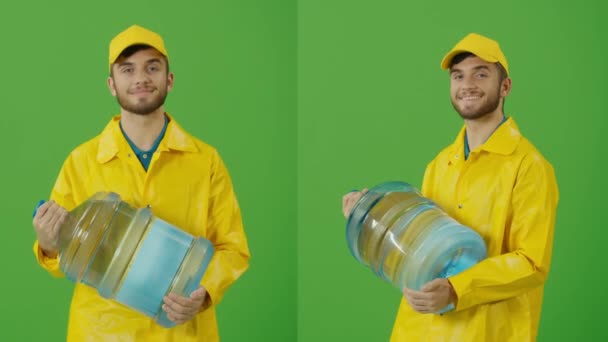 绿色屏风送餐者身穿黄色制服 肩负着一大瓶水 关于向客户发送订单方式的信使 — 图库视频影像