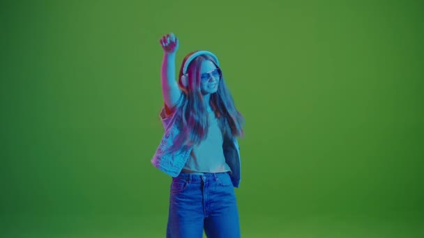 Pantalla Verde Adolescente Bailando Luces Neón Inmersa Música Sus Auriculares — Vídeo de stock