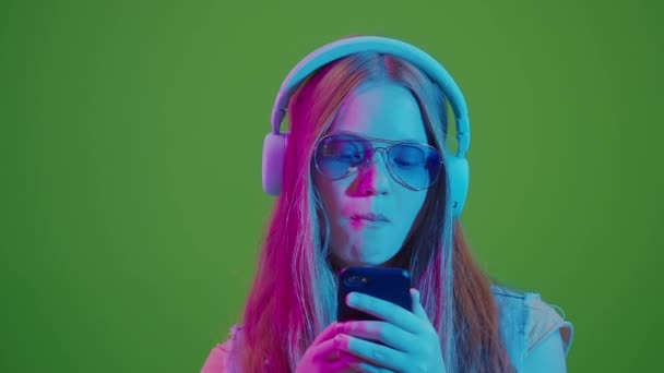Ragazza Adolescente Luci Neon Durante Navigazione Sui Social Media Sul — Video Stock