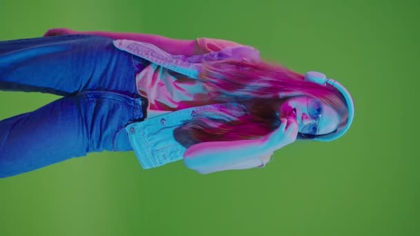 Yeşil Ekran Dikey Videolu Genç Kız Neon Işıklarda Dans Ediyor — Stok video