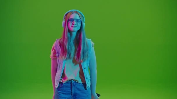 Zelená Obrazovka Teenage Girl Flashing Gesture Kde Jednoduché Gesta Rukou — Stock video