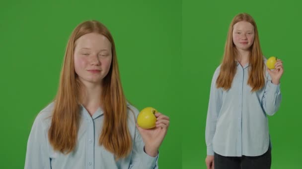 Σπλιτ Πράσινη Οθόνη Έφηβη Χαμογελάει Καθώς Τρώει Ένα Μήλο Εμπνευσμένη — Αρχείο Βίντεο