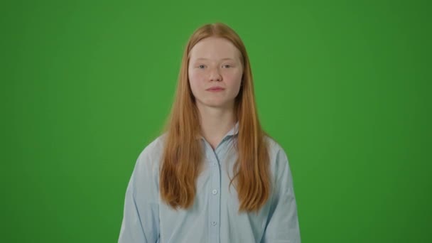 绿色屏风 一个忧心忡忡的女孩持续咳嗽 显然感觉不舒服 她的症状凸显了健康意识的重要性和及时就医的必要性 — 图库视频影像