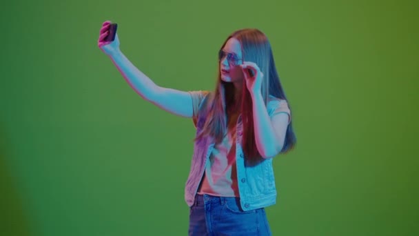绿色屏风 在霓虹灯中的少女带着自私自利 散发着积极向上和高昂的精神 青年数字文化的现代快照及其生动的个性表现 — 图库视频影像