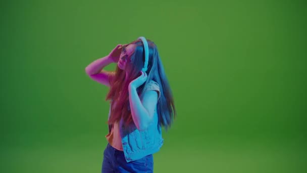 Zielony Ekran Nastolatka Tańcząca Neonowych Światłach Zanurzona Muzyce Słuchawek Żywy — Wideo stockowe
