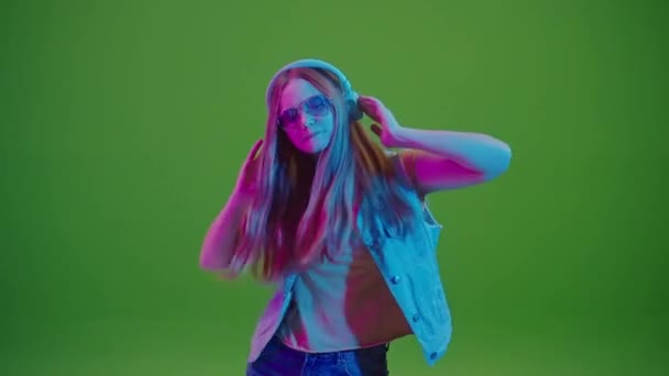 Schermo Verde Teenage Girl Dancing Neon Lights Immersa Nella Musica — Video Stock