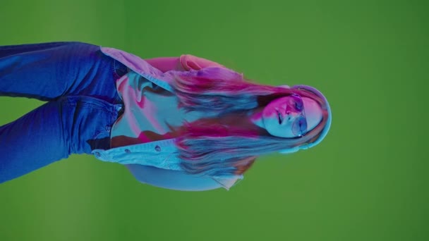 Green Screen Vertical Video Teenage Girl Dancing Neon Lights Immersed — Stock Video