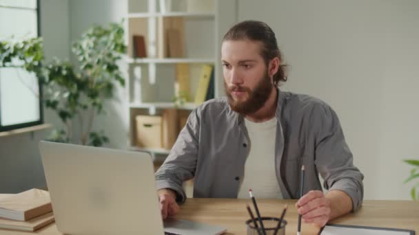 Bilgisayarı Olan Bir Masada Odaklanmış Bir Adamın Birden Başı Ağrımaya — Stok video