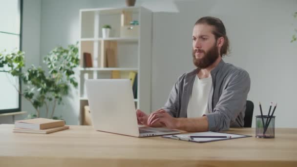 Focused Man Travailler Une Table Avec Ordinateur Portable Soudain Sentir — Video