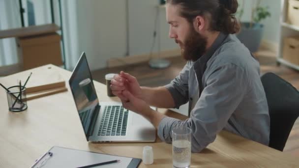 Ból Nadgarstka Mężczyzna Nagle Odczuwa Ból Nadgarstku Podczas Pracy Laptopie — Wideo stockowe