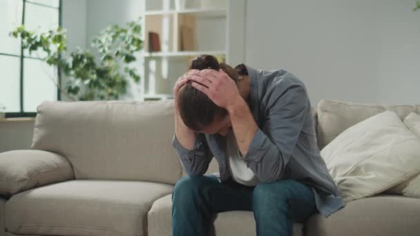 Upprörd Man Med Huvudvärk Försök Att Slappna Och Lindra Smärta — Stockvideo