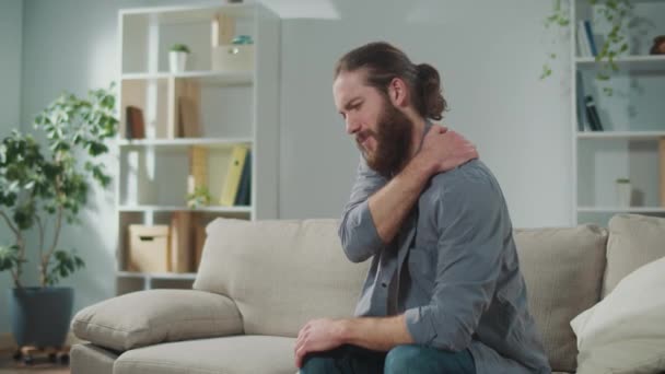 Konzentrierter Mann Einem Tisch Mit Laptop Plötzlich Nackenschmerzen Der Mensch — Stockvideo