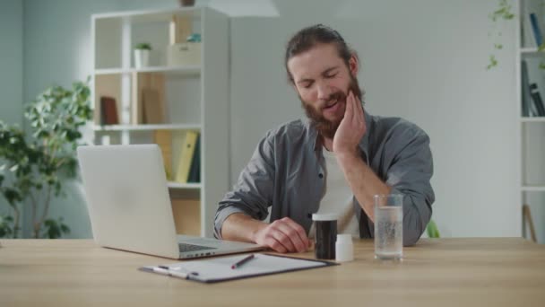 Hombre Freelancer Sentir Repentinamente Dolor Dientes Durante Trabajo Hombre Camisa — Vídeos de Stock