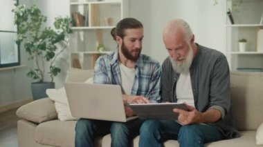 Genç gönüllü son sınıf öğrencilerine tablet, köprü kurma, teknoloji meraklısı gençler, yaşlı öğrenme, dijital okuma yazma, yaşlar arası arkadaşlık, modern aletlerin nasıl kullanılacağını öğretiyor.