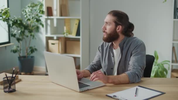 Freelancer Sentado Uma Mesa Com Laptop Trabalhando Remotamente Casa Repente — Vídeo de Stock