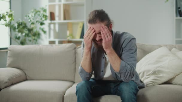 Hombre Enfocado Trabaja Una Mesa Con Portátil Repente Sintiendo Dolor — Vídeos de Stock